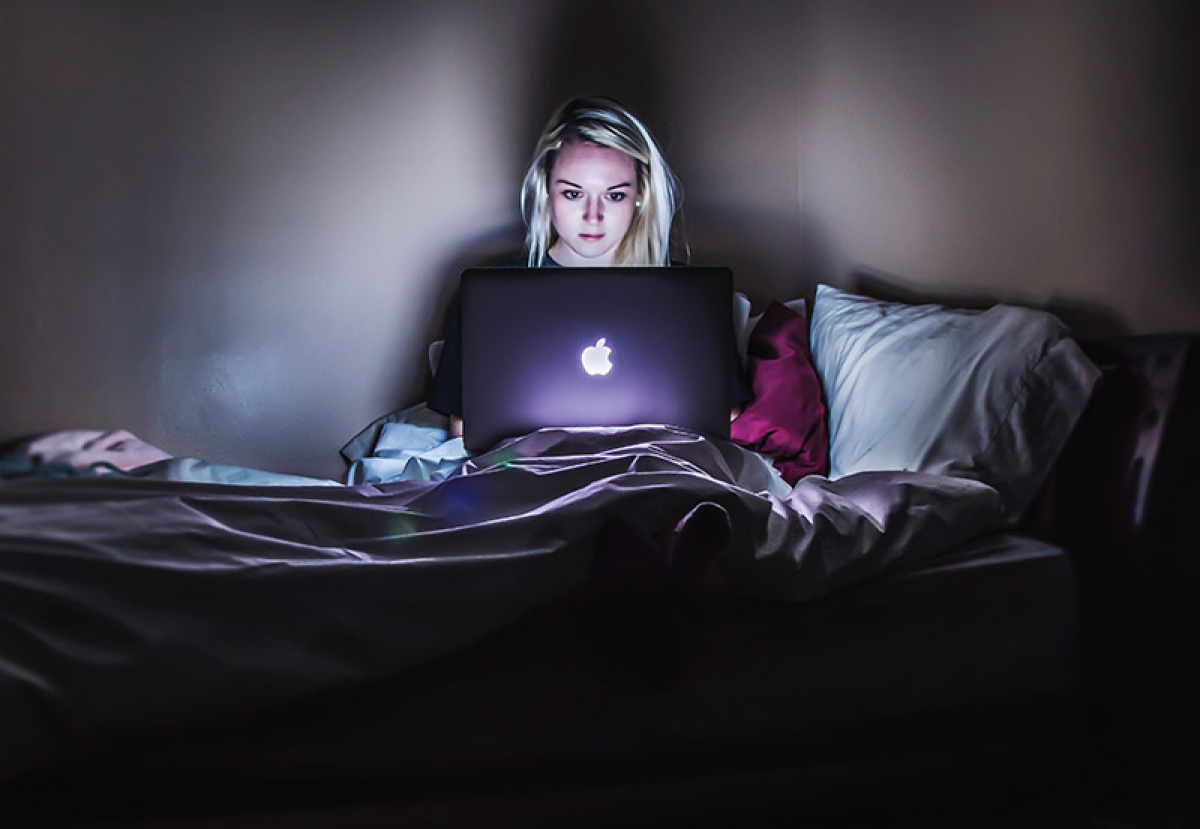 žena v posteli s notebookem